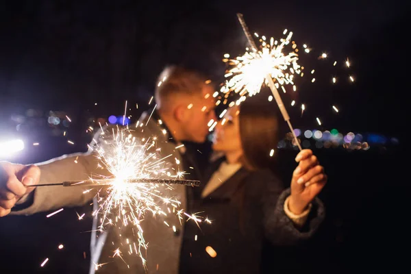 Couple romantique amoureux célébrer ensemble le début de l'année ou soirée événement vie nocturne avec feu scintillant — Photo