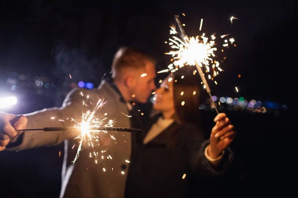 Couple romantique amoureux célébrer ensemble le début de l'année ou soirée événement vie nocturne avec feu scintillant — Photo