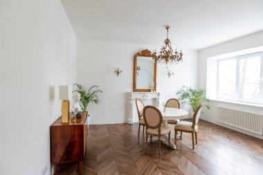 Fransız daireleri. Yemek masası olan oturma odası..