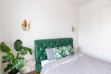 Geniş kuşak pencereli ve yüksek tavanlı cömert çift kişilik yatak odası.