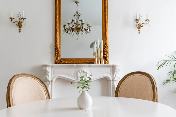 Εσωτερικό του σύγχρονου επίπεδου, Σαλόνι με λευκό τραπέζι, καθρέφτης — Φωτογραφία Αρχείου