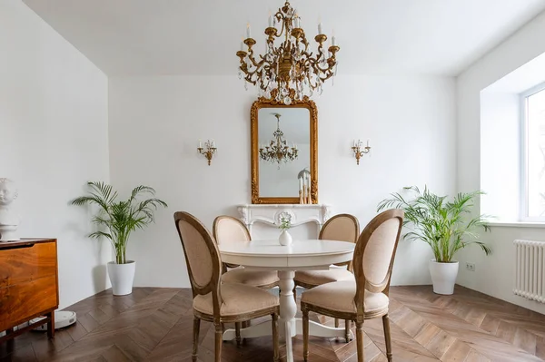 Apartamentos franceses. salón con mesa de comedor . — Foto de Stock