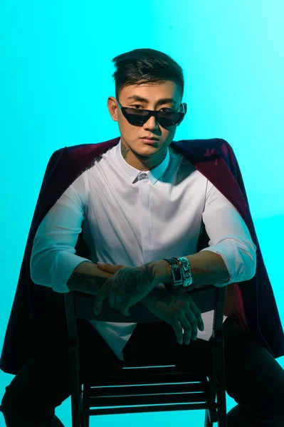 Portrét módního asijského muže s brýlemi a bundou — Stock fotografie