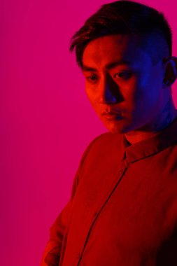 Stüdyoda renkli geçmişi olan modaya uygun bir Koreli.