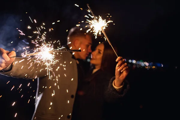 Homme et femme tenant un scintilleur en feu. Feu du Bengale — Photo