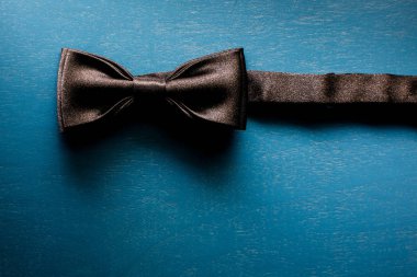 Mavi arkaplanda siyah papyon izole edildi 