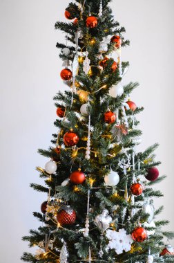 Noel ağacı, ağaçtaki oyuncaklar. Mutlu yıllar.