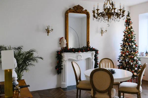 Праздник Рождества. Красиво украшенный дом с елкой — стоковое фото