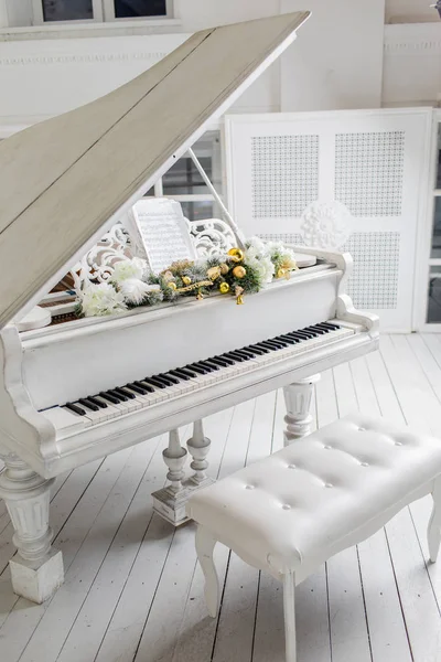 White piano in a white interior. Luxury interior. — Stock Photo, Image