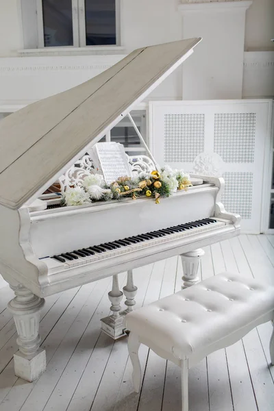 White piano in white room. play music. — Stock Photo, Image