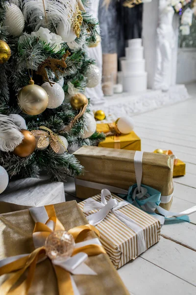 装饰在圣诞树下的礼物盒 — 图库照片
