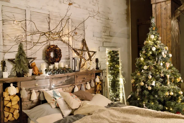 Σοφίτα στυλ υπνοδωμάτιο διακοσμημένο με χριστουγεννιάτικη διακόσμηση — Φωτογραφία Αρχείου