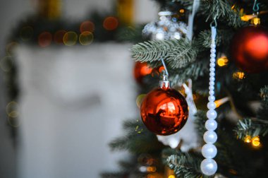 Noel ağacı, ağaçtaki oyuncaklar. Mutlu yıllar.