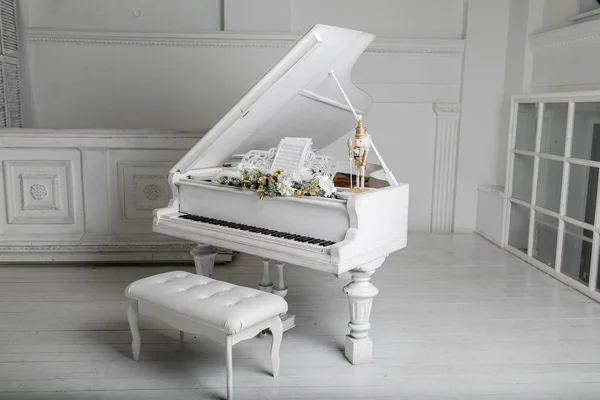 Λευκό πιάνο σε λευκό δωμάτιο. αναπαραγωγή μουσικής. — Φωτογραφία Αρχείου