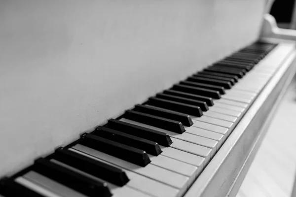 Piano blanco en habitación blanca. reproducir música . — Foto de Stock