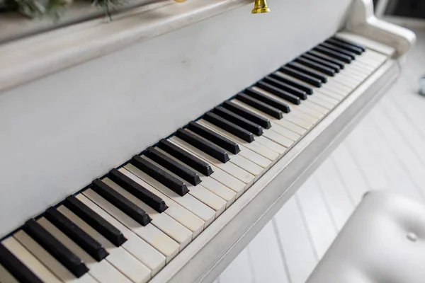 Pianoforte bianco in un interno bianco. Interni di lusso . — Foto Stock