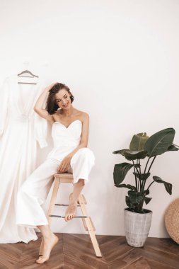 Lüks bir iç mekanda modern gelin. Kapalı beyaz gelinlik güzel genç gelin