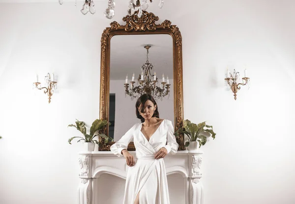 Novia moderna en un interior lujoso. Hermosa novia joven en vestido de novia blanco en el interior — Foto de Stock
