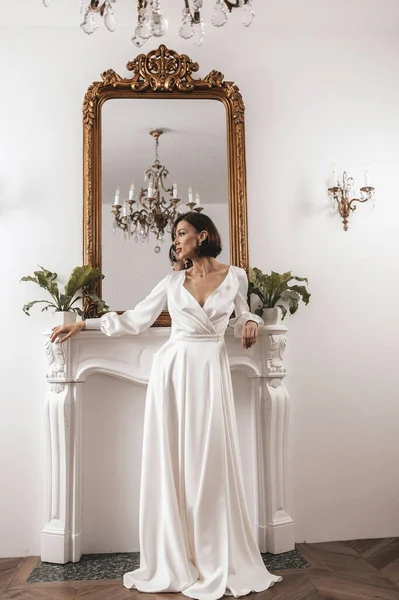 Novia moderna en un interior lujoso. Hermosa novia joven en vestido de novia blanco en el interior — Foto de Stock