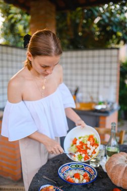 kız kahvaltı pişmiş ve tatlı ile kahve içecekler