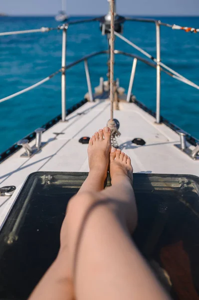 Szép szőke lány visel szexi divat fürdőruha csinál egy jachton nyári utazás. — Stock Fotó