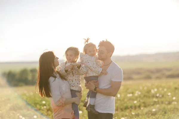 Портрет щасливої сім'ї на відкритому повітрі. захід сонця — стокове фото