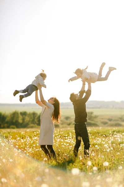 Szczęśliwy rodzina córka przytula jego tata na wakacje — Zdjęcie stockowe