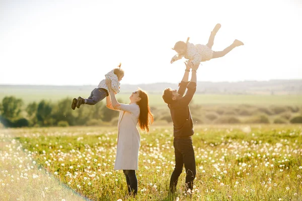 Szczęśliwy rodzina córka przytula jego tata na wakacje — Zdjęcie stockowe