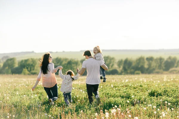Dışarıdaki Mutlu Aile portresi. gün batımı 