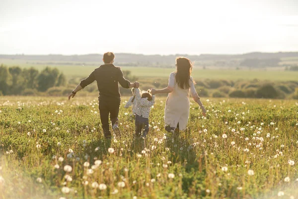 Щасливий батько сім'ї, мати і дочка на природі на заході сонця — стокове фото