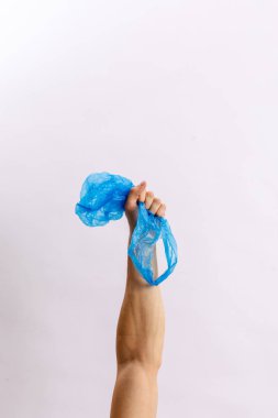 Eller çöpü arka planda tutuyor. Ayrı çöp kavramı, plastiği durdur, geri dönüşümü durdur