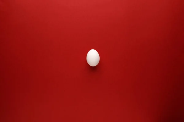 白色的复活节彩蛋,带着愉快的东方词,节日的概念. 红色背景。 顶部视图 — 图库照片