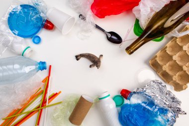 Dünya Çevre Günü konsepti. Adamın eli mavi balinayı plastik bir çantada tutuyor. Sosyal reklamlar için boşlukta yazıtlar için bir yer var..