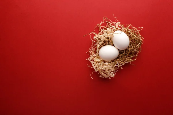 复活节快乐卡 鸟巢中的蛋。 假日概念 — 图库照片