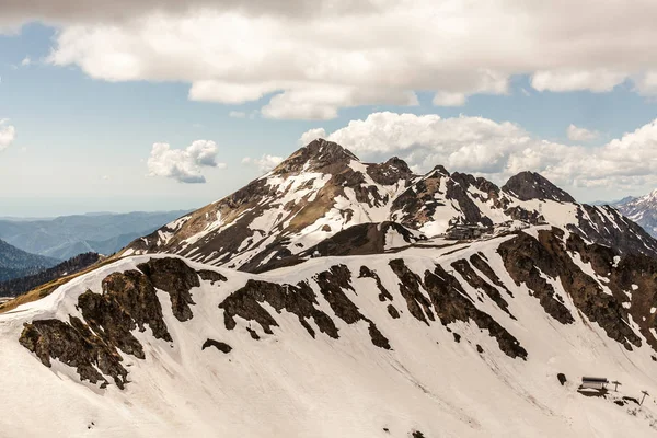 Image étonnante de paysage de montagne vert avec ciel bleu et nuages blancs — Photo
