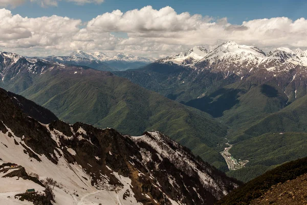 Image étonnante de paysage de montagne vert avec ciel bleu et nuages blancs — Photo