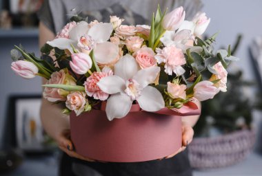 Farklı çiçeklerden yapılmış güzel bir buket. Renkli karışık çiçekler