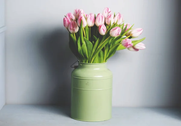 Świeży różowy bukiet kwiatów tulipan. Widok z miejsca kopiowania — Zdjęcie stockowe
