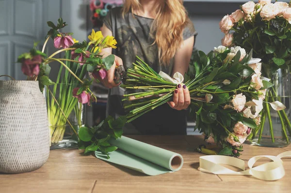 Floristería femenina creando hermoso ramo en la tienda de flores, de cerca —  Fotos de Stock