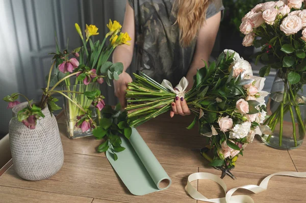 Жіночий флорист створює красивий букет у квітковому магазині, крупним планом — стокове фото