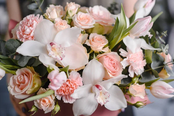Красивий букет з різних квітів. барвисті кольорові мікс квіти — стокове фото