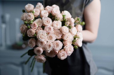 Kız elinde güzel bir buket pembe gül tutuyor.. 