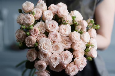 Kız elinde güzel bir buket pembe gül tutuyor.. 