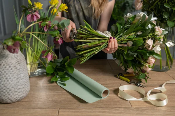 Concepto de tienda floral. Florista mujer crea ramo de flores. Hermoso ramo de flores mixtas. Hermoso grupo fresco. Entrega de flores —  Fotos de Stock