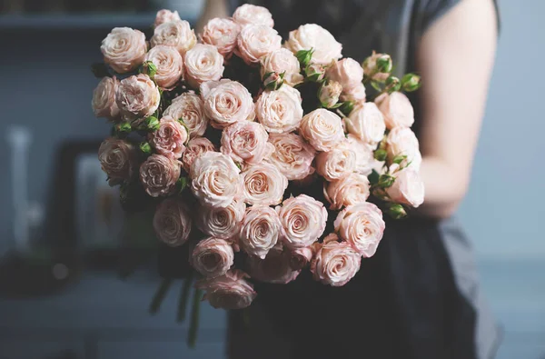 Niña sostiene en sus manos un hermoso ramo de rosas rosadas . —  Fotos de Stock