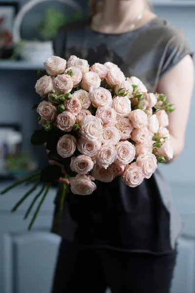 Mädchen hält einen schönen Strauß rosa Rosen in ihren Händen. — Stockfoto