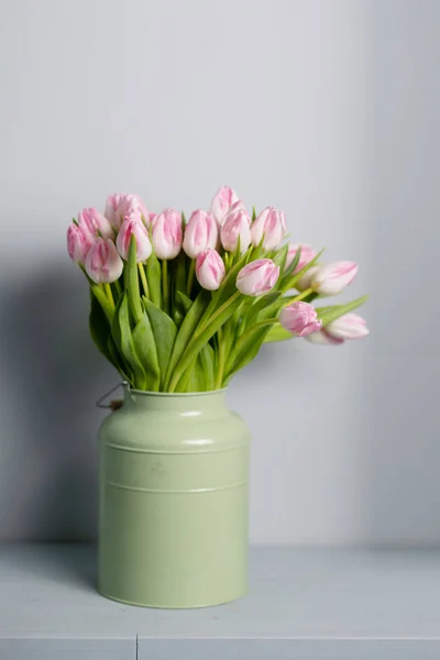 Golpeteo para la tarjeta de primavera. Ramo de tulipanes rosados. espacio de copia —  Fotos de Stock