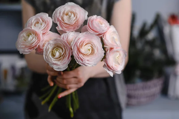Taza de mantequilla persa. Ramo de flores de ranúnculo rosa pálido —  Fotos de Stock