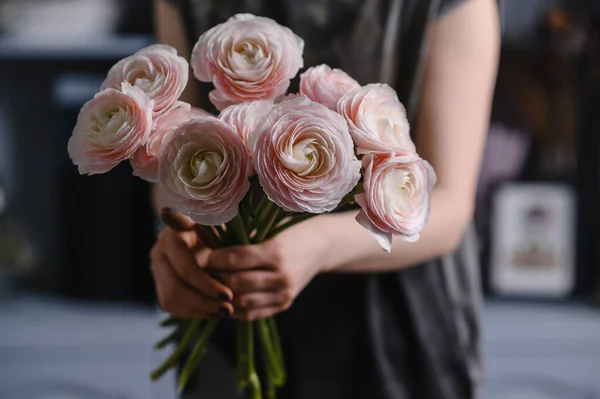 Taza de mantequilla persa. Ramo de flores de ranúnculo rosa pálido —  Fotos de Stock