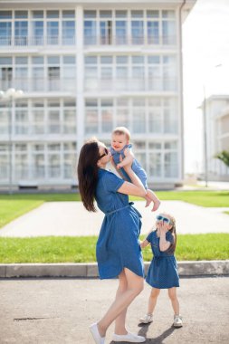 Genç anne ve kızları dışarıda. Mutlu aile. 